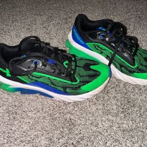Under Armour shoes size youth 5.5